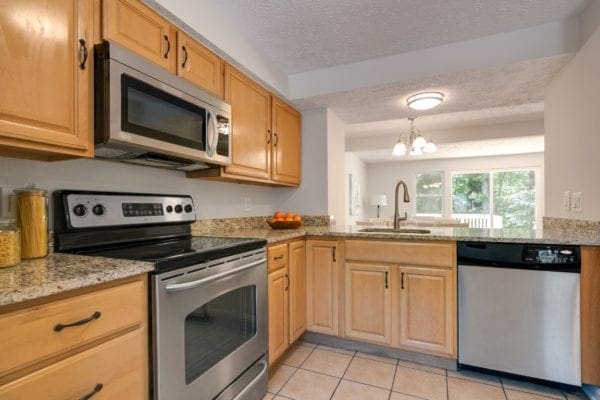 8444 Sugar Creek Ln. Springfield, VA 22153 - Kitchen