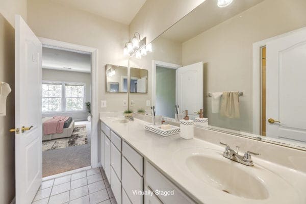 11405 Mactavish Hts Fairfax, VA 22030 - Jack & Jill Bathroom